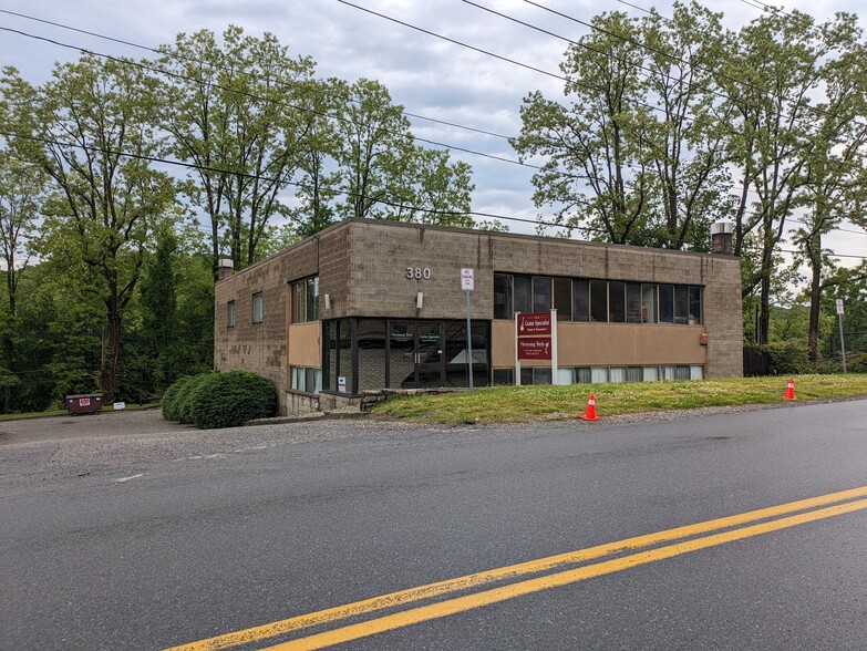 Primary Photo Of 380 Adams St, Bedford Hills Showroom For Lease