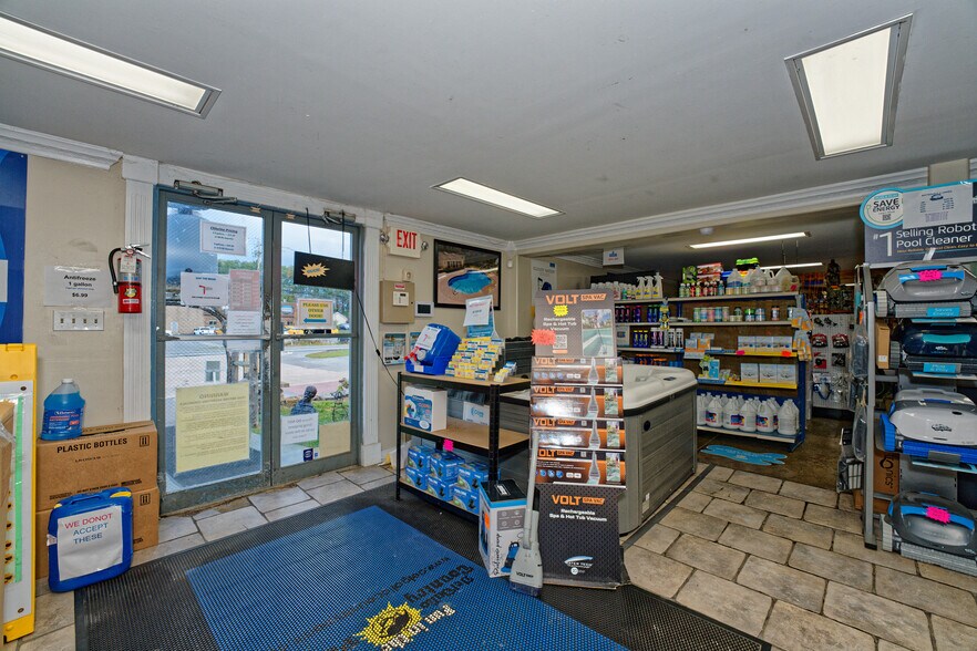 More Photos Of 671 Mariaville Rd, Schenectady Garden Center For Sale