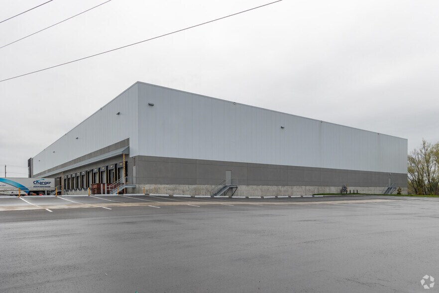 More Photos Of 4670 Garrard Rd, Whitby Distribution For Lease