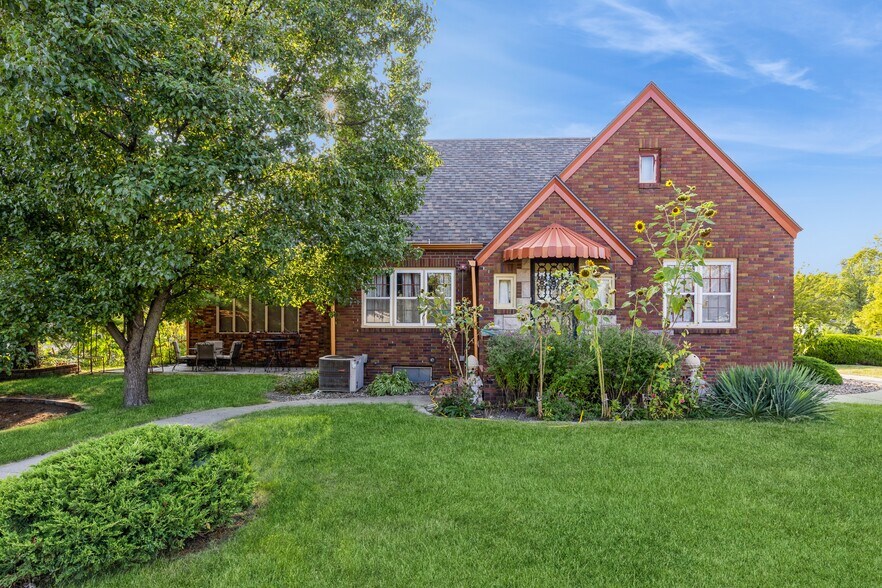 More Photos Of 324 1st St, Des Moines General Retail For Sale