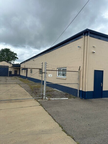 More Photos Of 200 Grand Ave, Clarion Warehouse For Lease