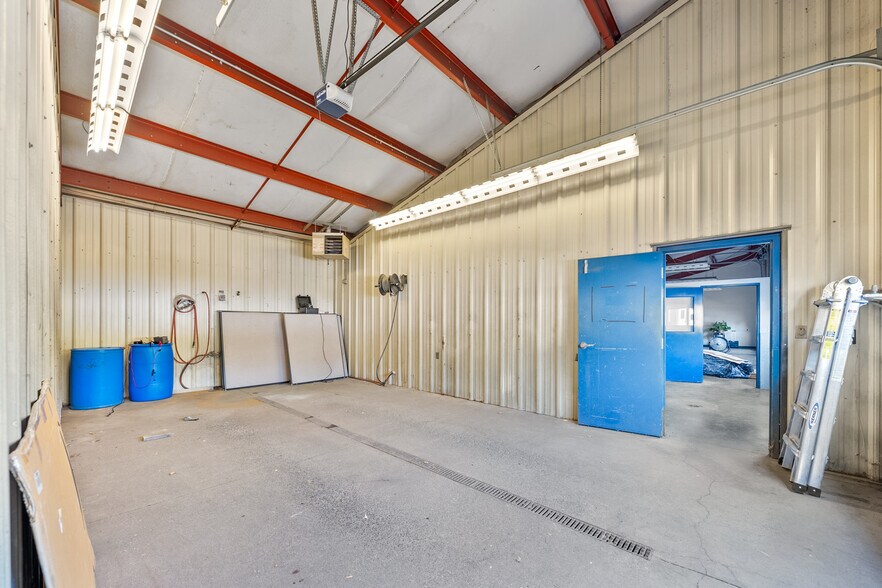 More Photos Of 1600 Coker Butte Rd, Medford Flex For Sale