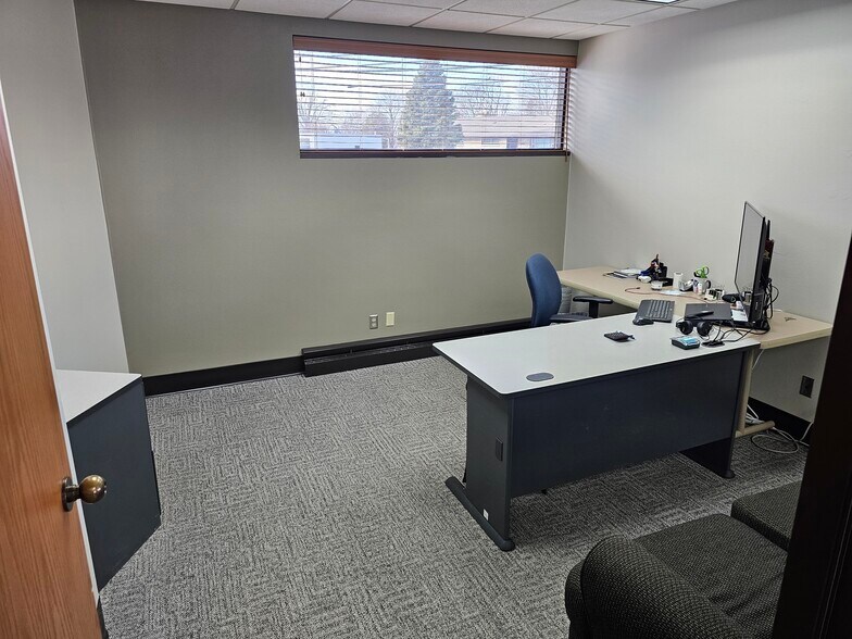 More Photos Of 1093 Appleton Rd, Menasha Office For Lease