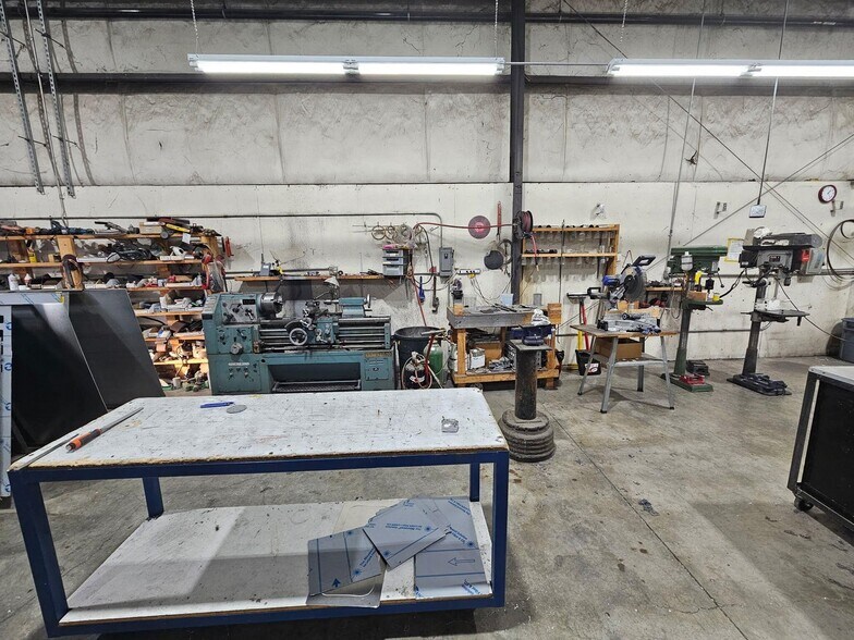 More Photos Of 1001 SW 1st St, Redmond Warehouse For Sale