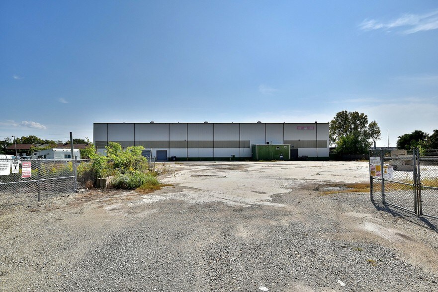 More Photos Of 420 Woodruff Rd, Joliet Warehouse For Lease