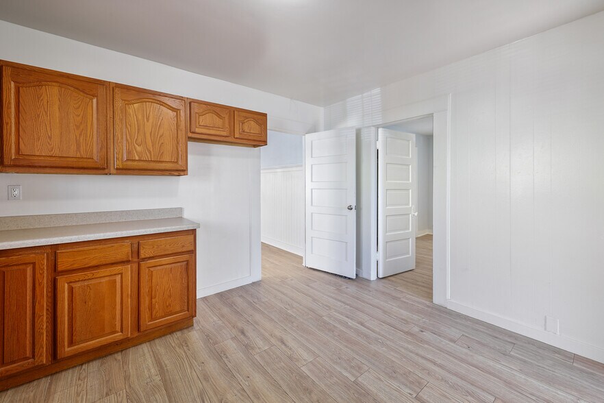 More Photos Of 15323 Paramount Blvd, Paramount General Retail For Sale