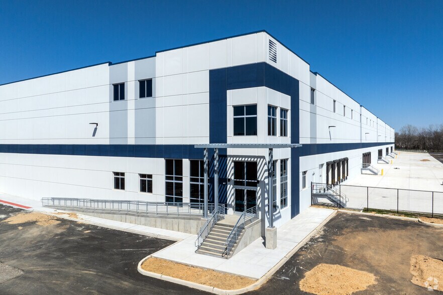 More Photos Of 332 S 17th St, Camden Distribution For Lease