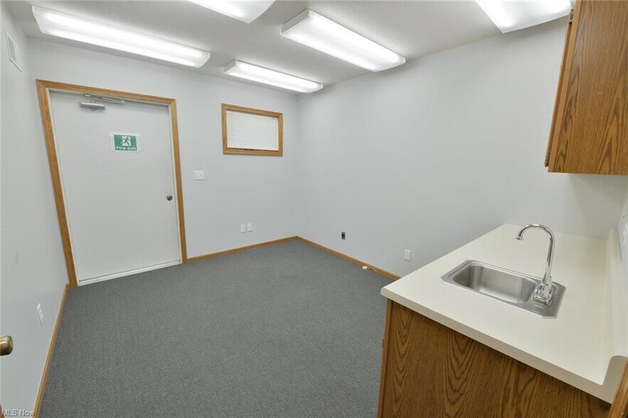 More Photos Of 151 S Kennebec Ave, Mcconnelsville Office For Lease
