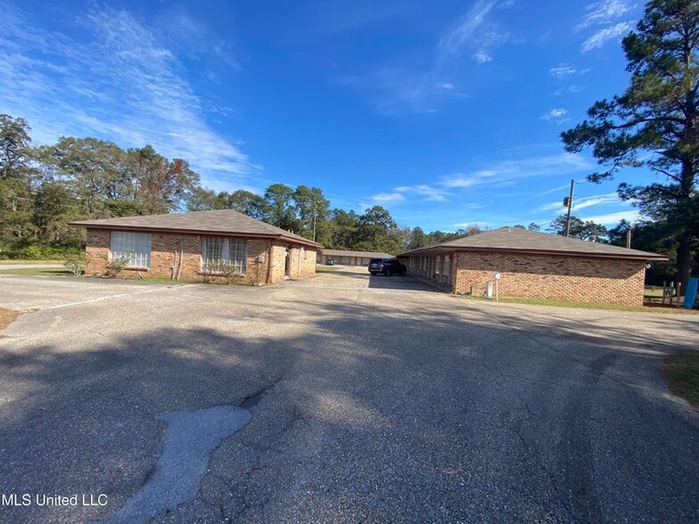 More Photos Of 404 Frontage Dr E, Wiggins Hotel For Sale