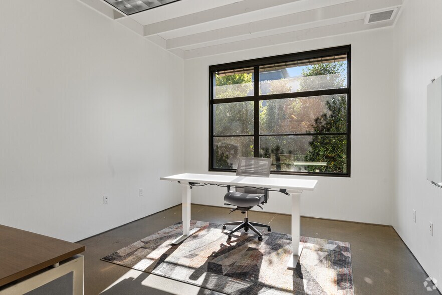 More Photos Of 324 Commons Dr, Birmingham Coworking Space