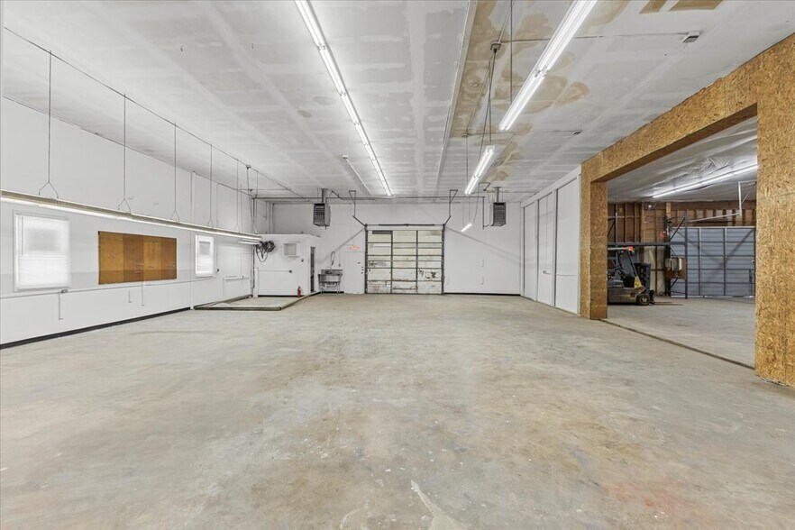 More Photos Of 3509 W Market St, Johnson City Warehouse For Lease