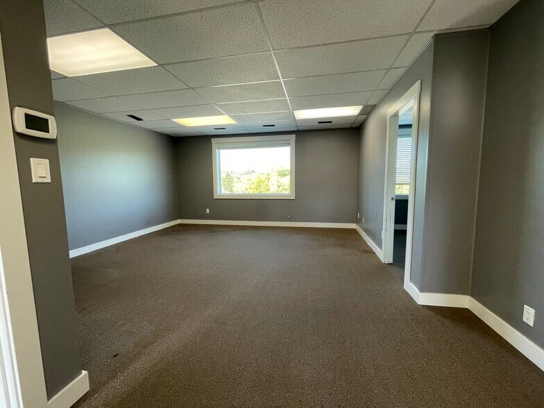 More Photos Of 913-915 Kalamalka Lake Rd, Vernon Office For Lease