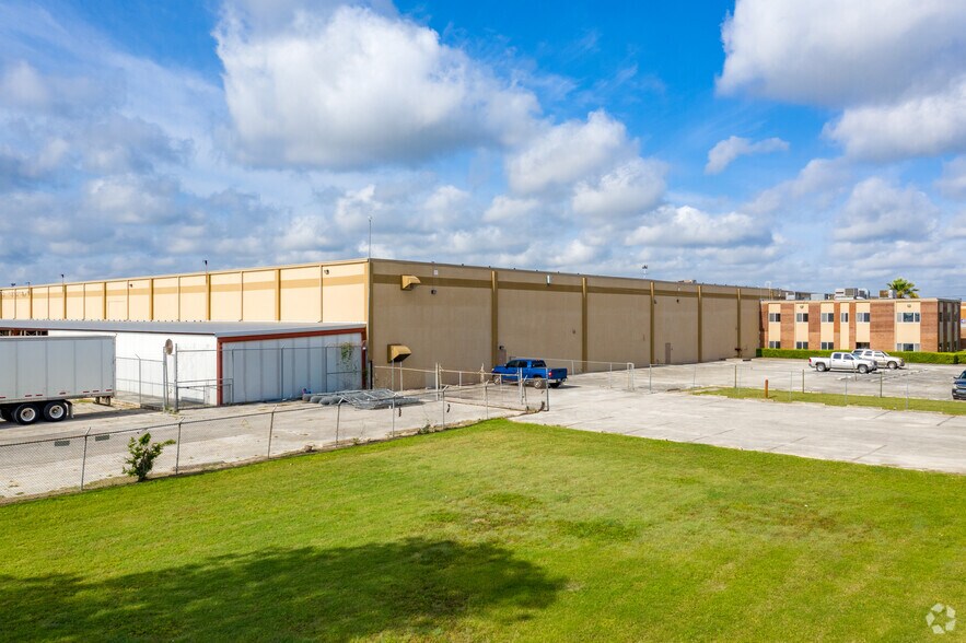 More Photos Of 4430 Director Dr, San Antonio Manufacturing For Lease
