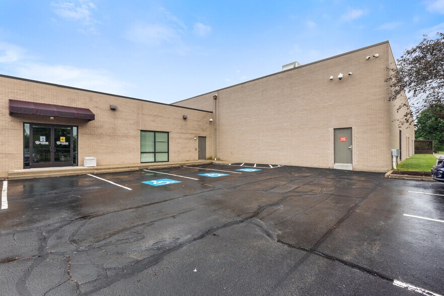 More Photos Of 161 Thorn Hill Rd, Warrendale Light Manufacturing For Lease