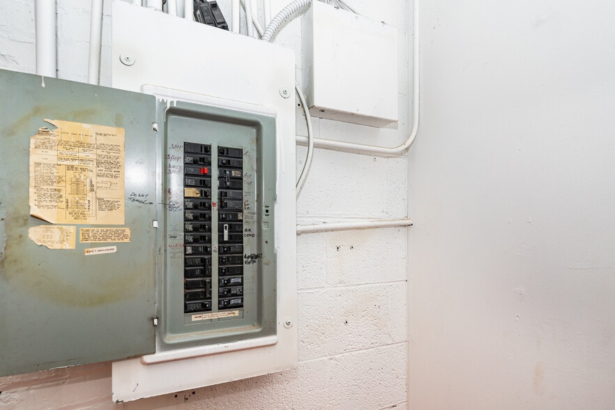 More Photos Of 4616 W Fullerton Ave, Chicago Light Manufacturing For Sale