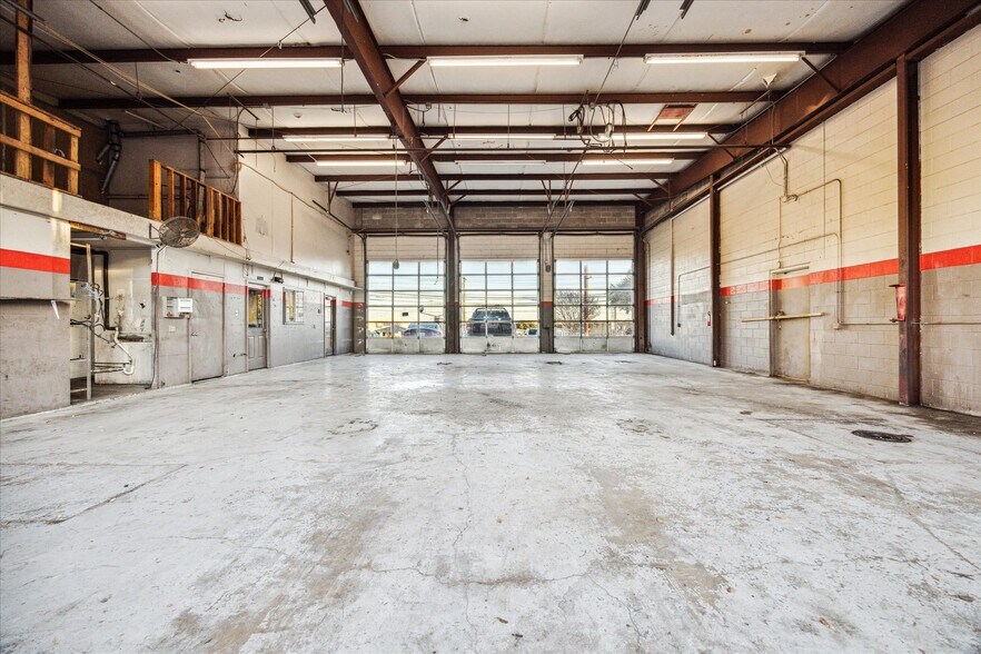 More Photos Of 5528 N Lamar Blvd, Austin Auto Repair For Lease