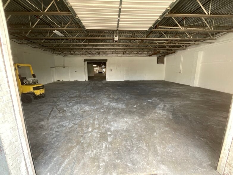 More Photos Of 207 W Hampton Ave, Capitol Heights Warehouse For Lease
