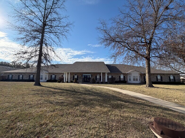 More Photos Of 1035 Eastgate Dr, O'Fallon Medical For Lease