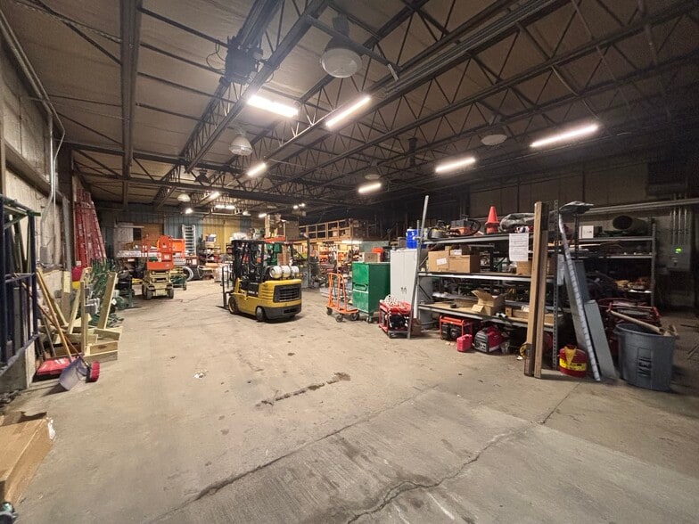 More Photos Of 165 Industrial Dr, Dover Warehouse For Lease