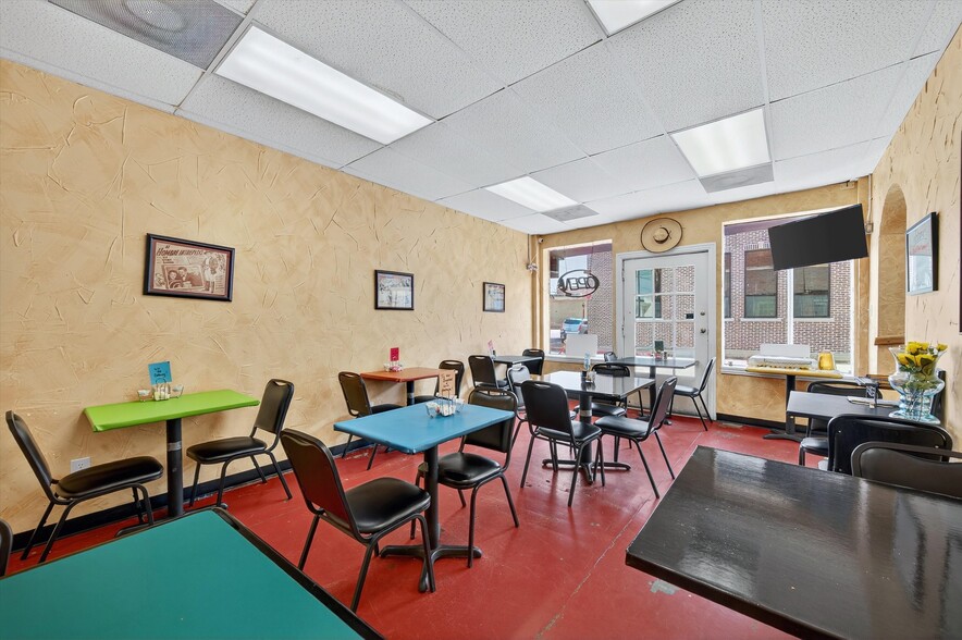 More Photos Of 129 E Wall St, Sherman Showroom For Sale