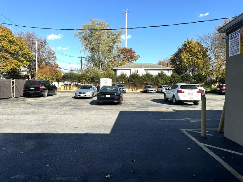 More Photos Of 742-756 N Wellwood Ave, Lindenhurst Storefront Retail Office For Lease