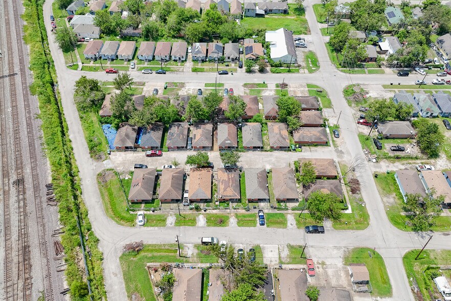 More Photos Of 2101 Hutton St, Houston Apartments For Sale