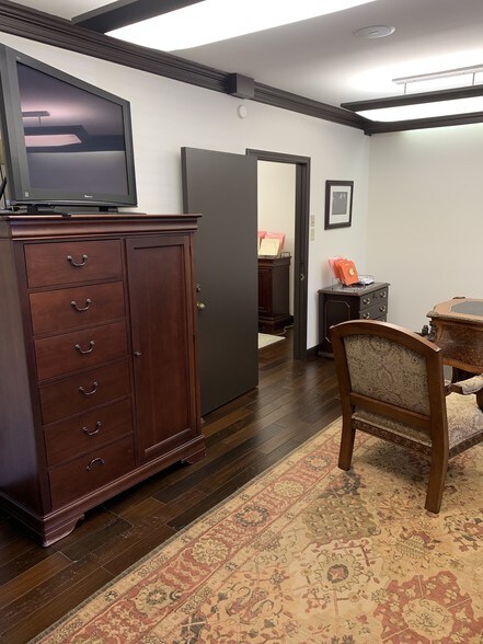 More Photos Of 4727-4729 Spottswood Ave, Memphis Office For Lease