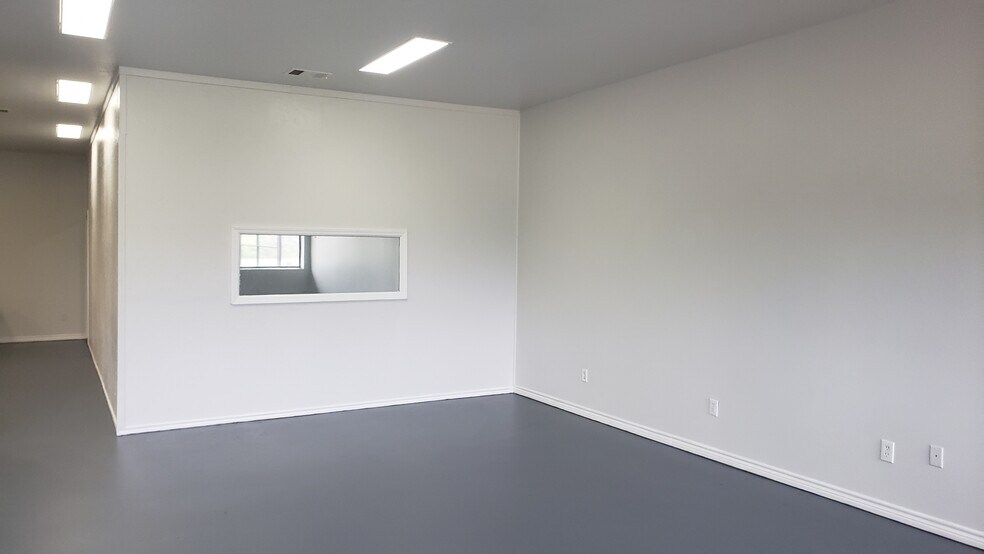 More Photos Of 6725 E US Highway 80, Longview Storefront Retail Office For Lease