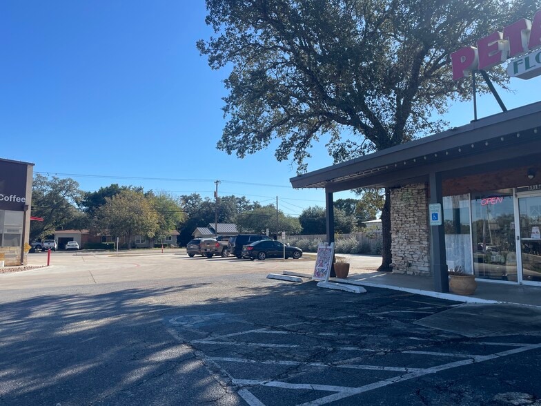 More Photos Of 1515 N Walnut Ave, New Braunfels Freestanding For Lease