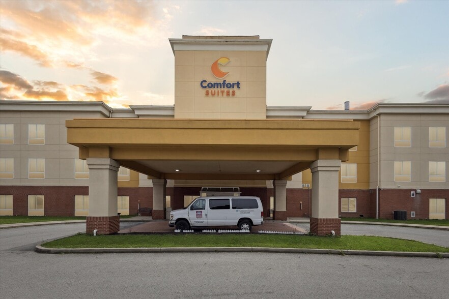 More Photos Of 2750 Fortune Cir W, Indianapolis Hotel For Sale