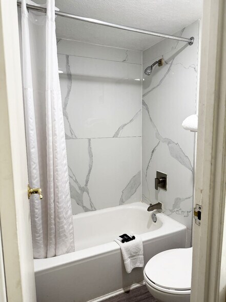 More Photos Of 11033 W Gateway Blvd, El Paso Hotel For Sale