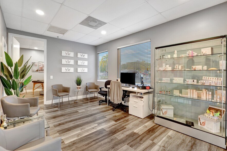 More Photos Of 1200 S Rogers Cir, Boca Raton Warehouse For Lease