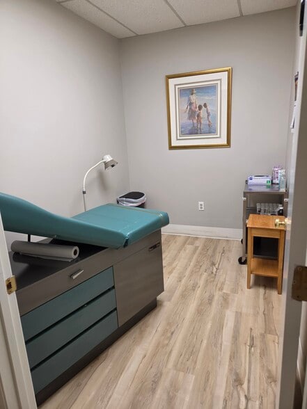 More Photos Of 14 Cedar Swamp Rd, Smithfield Medical For Lease