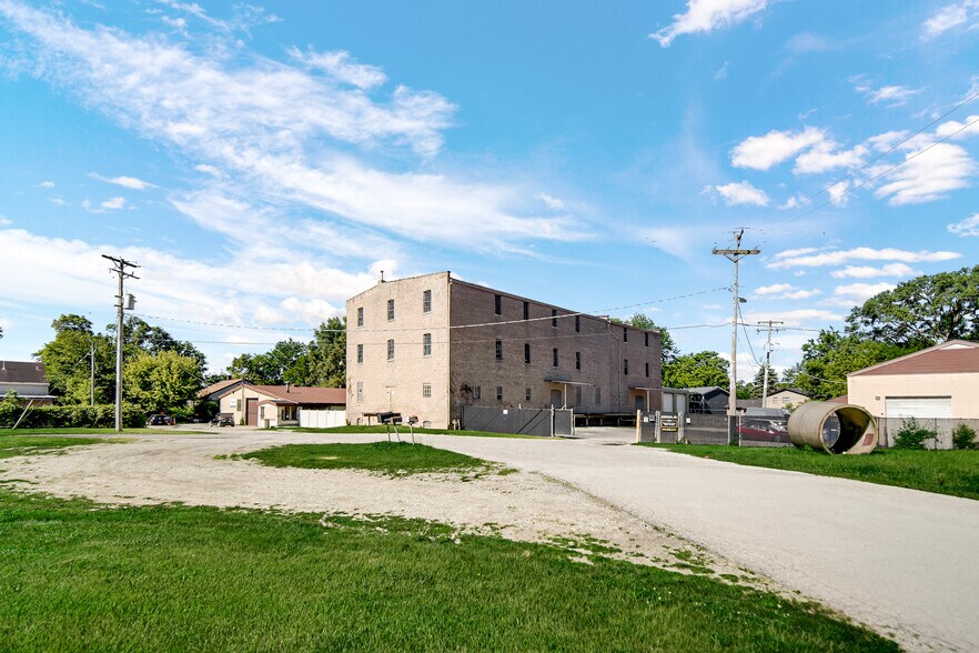 More Photos Of 15300 Greenwood Rd, South Holland Manufacturing For Sale
