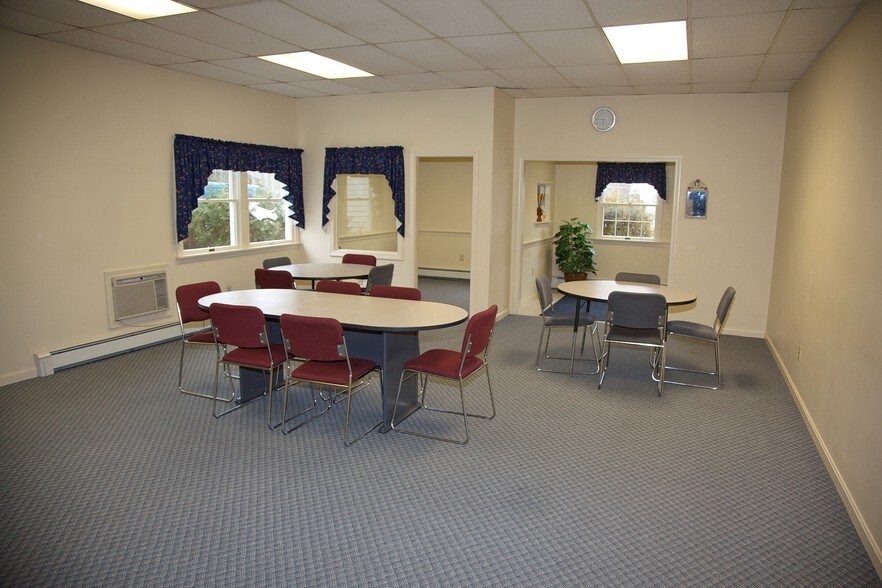More Photos Of 1216 Portland Rd, Arundel Medical For Sale
