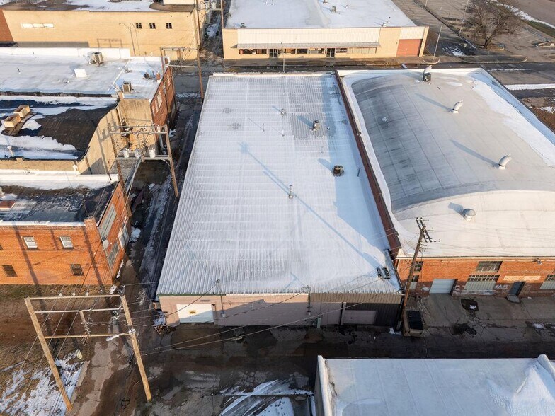 More Photos Of 116-118 S Union Ave, Shawnee Showroom For Sale