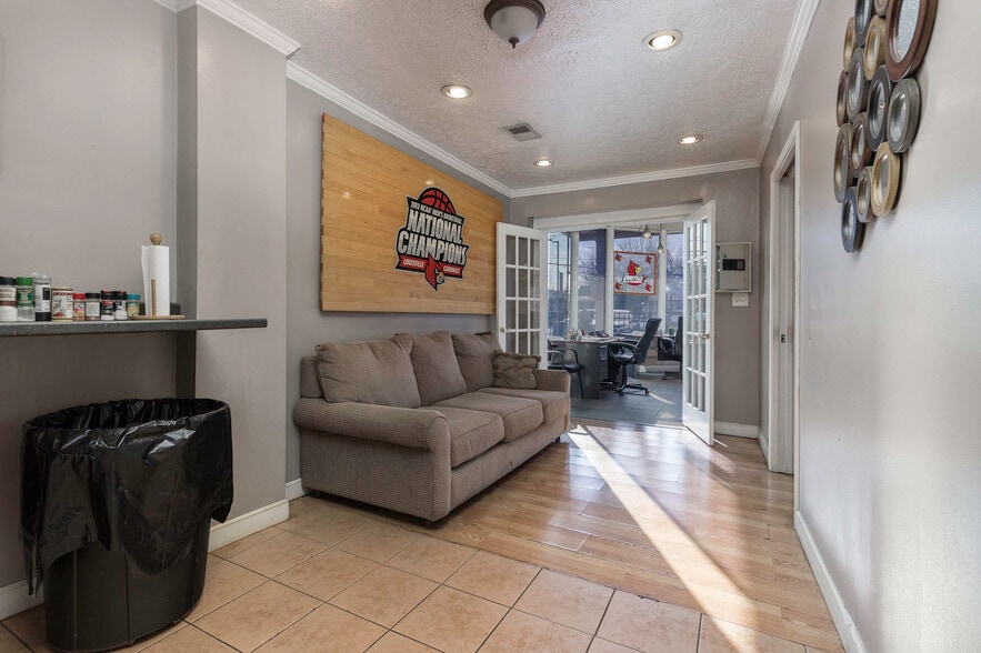 More Photos Of 1545 Berry Blvd, Louisville Auto Dealership For Sale