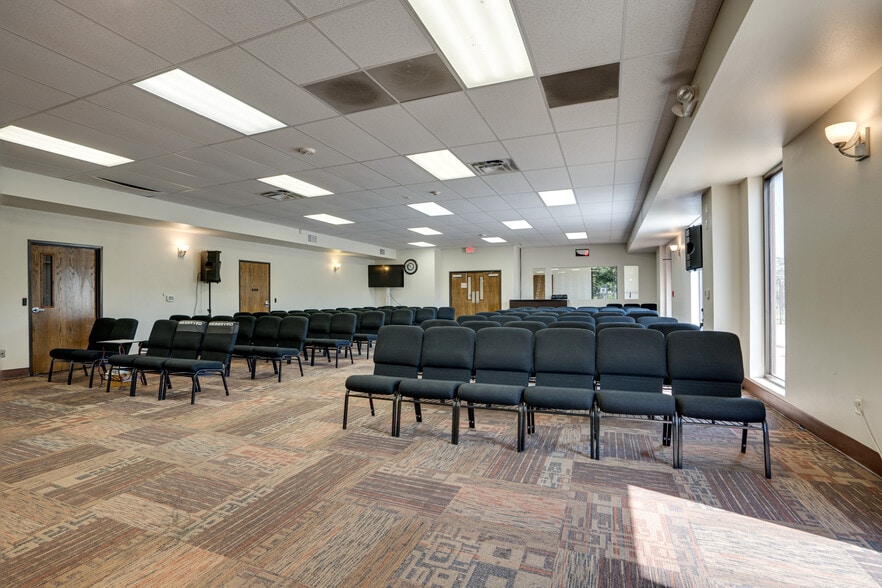 More Photos Of 8855 N Stemmons Fwy, Dallas Office For Sale
