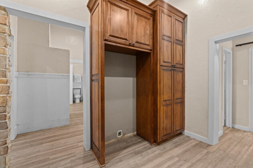 More Photos Of 605 E Broadway St, Jefferson General Retail For Sale