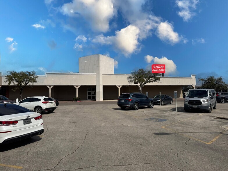 More Photos Of 126-190 Gateway, Beaumont Unknown For Lease