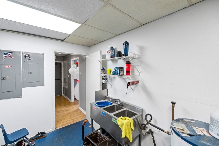 More Photos Of 9585 Braun Rd, San Antonio Storefront Retail Office For Sale