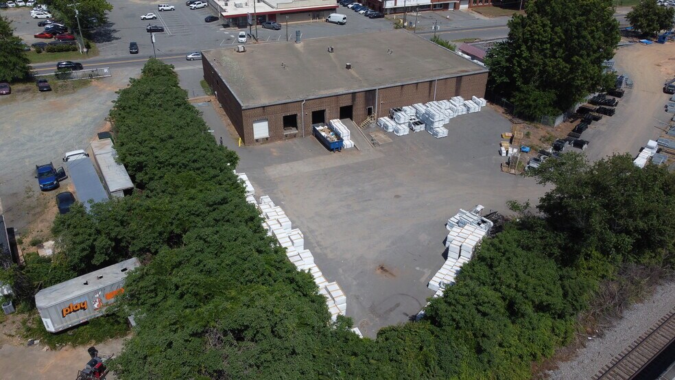 More Photos Of 4827 Rozzelles Ferry Rd, Charlotte Warehouse For Lease