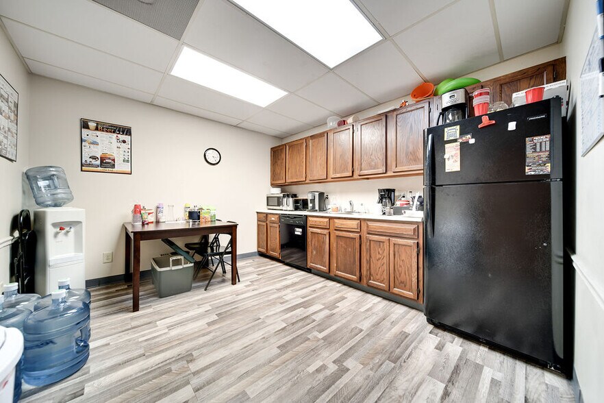 More Photos Of 136 Walton Ferry Rd, Hendersonville Office For Sale