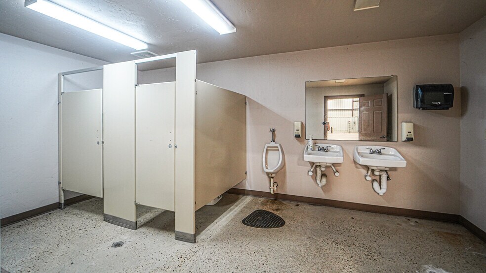 More Photos Of 5500 SW Moody St, Victoria Manufacturing For Sale
