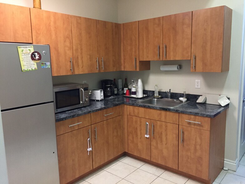 More Photos Of 1935 Commerce Ln, Jupiter Office For Lease