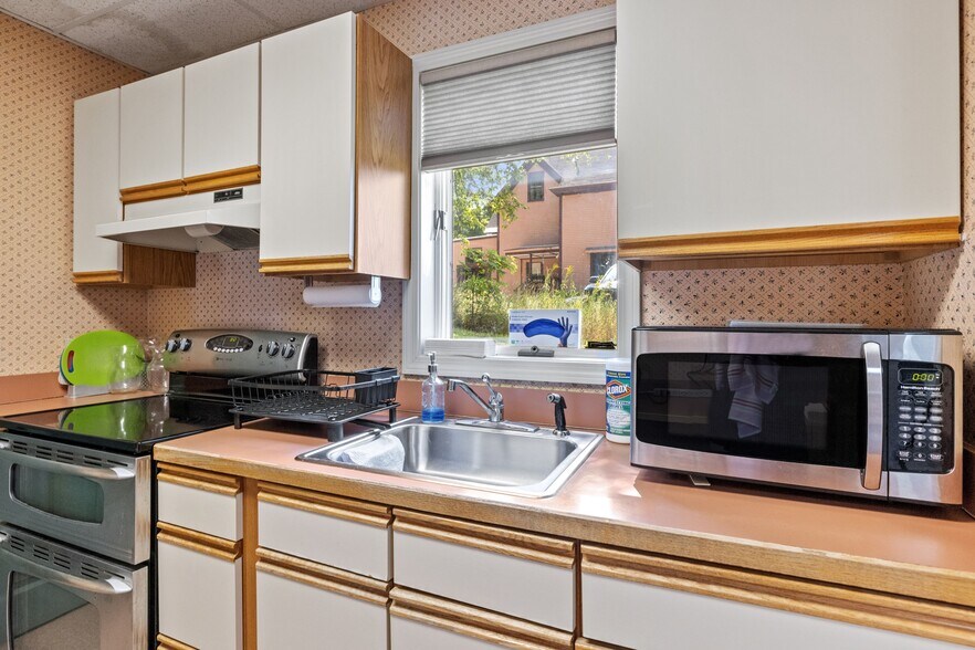 More Photos Of 214 Lake St, Bristol Office For Sale