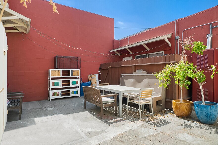 More Photos Of 7011 Reseda Blvd, Reseda Storefront For Sale