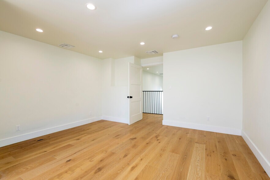 More Photos Of 245-251 S Robertson Blvd, Beverly Hills Storefront Retail Office For Lease