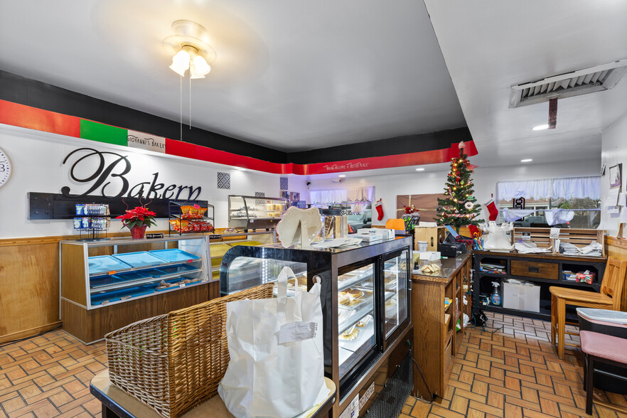 More Photos Of 3052 Belmont St, Bellaire General Retail For Sale