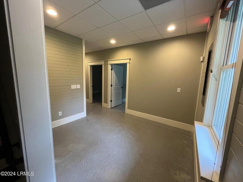 More Photos Of 25 Toppers Ln, Beaufort Office Residential For Sale